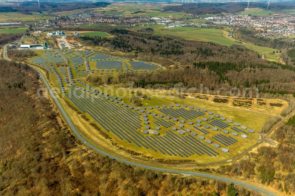 Aerial photograph Bad Arolsen - Panel rows of photovoltaic and solar farm or solar power plant on the former Gelaende of Prinz-Eugen-Kaserne in Bad Arolsen in the state Hesse, Germany