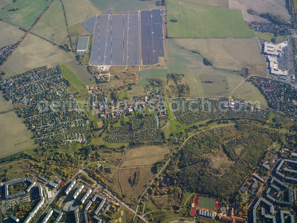 Aerial photograph Ahrensfelde - Panel rows of photovoltaic and solar farm or solar power plant at the Eichner Dorfstrasse in Ahrensfelde in the state Brandenburg