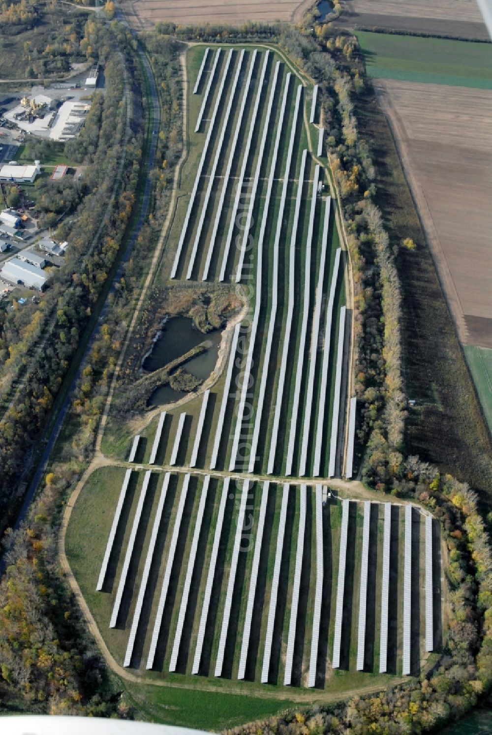 Espenhain from the bird's eye view: Panel rows of photovoltaic and solar farm or solar power plant of GEOSOL Gesellschaft fuer Solarenergie mbH, Shell Solar GmbH and WestFonds Immobilien-Anlagegesellschaft mbH on Strasse des Friedens in Espenhain in the state Saxony