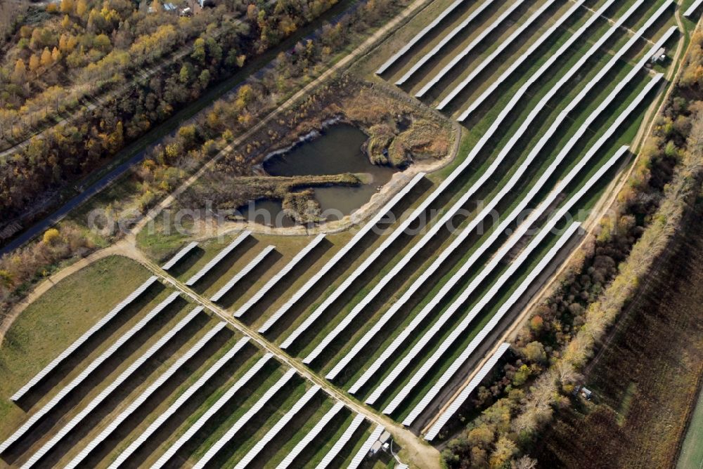 Aerial image Espenhain - Panel rows of photovoltaic and solar farm or solar power plant of GEOSOL Gesellschaft fuer Solarenergie mbH, Shell Solar GmbH and WestFonds Immobilien-Anlagegesellschaft mbH on Strasse des Friedens in Espenhain in the state Saxony