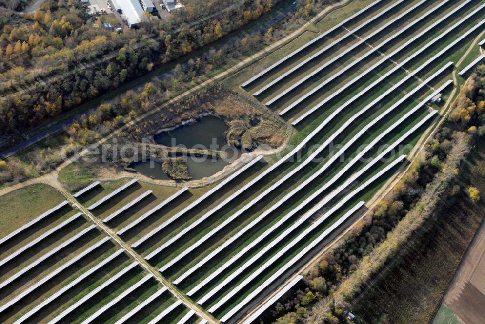 Aerial photograph Espenhain - Panel rows of photovoltaic and solar farm or solar power plant of GEOSOL Gesellschaft fuer Solarenergie mbH, Shell Solar GmbH and WestFonds Immobilien-Anlagegesellschaft mbH on Strasse des Friedens in Espenhain in the state Saxony