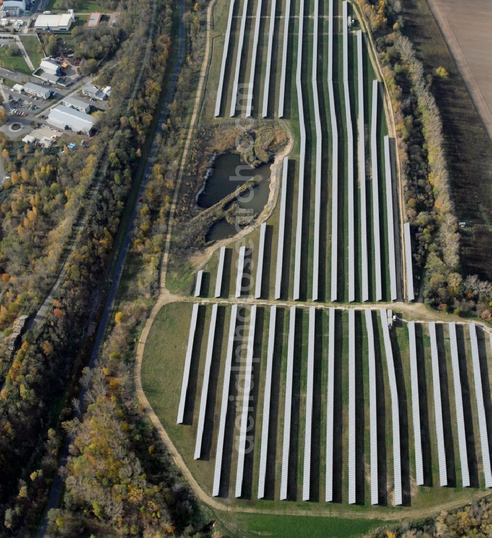 Espenhain from above - Panel rows of photovoltaic and solar farm or solar power plant of GEOSOL Gesellschaft fuer Solarenergie mbH, Shell Solar GmbH and WestFonds Immobilien-Anlagegesellschaft mbH on Strasse des Friedens in Espenhain in the state Saxony