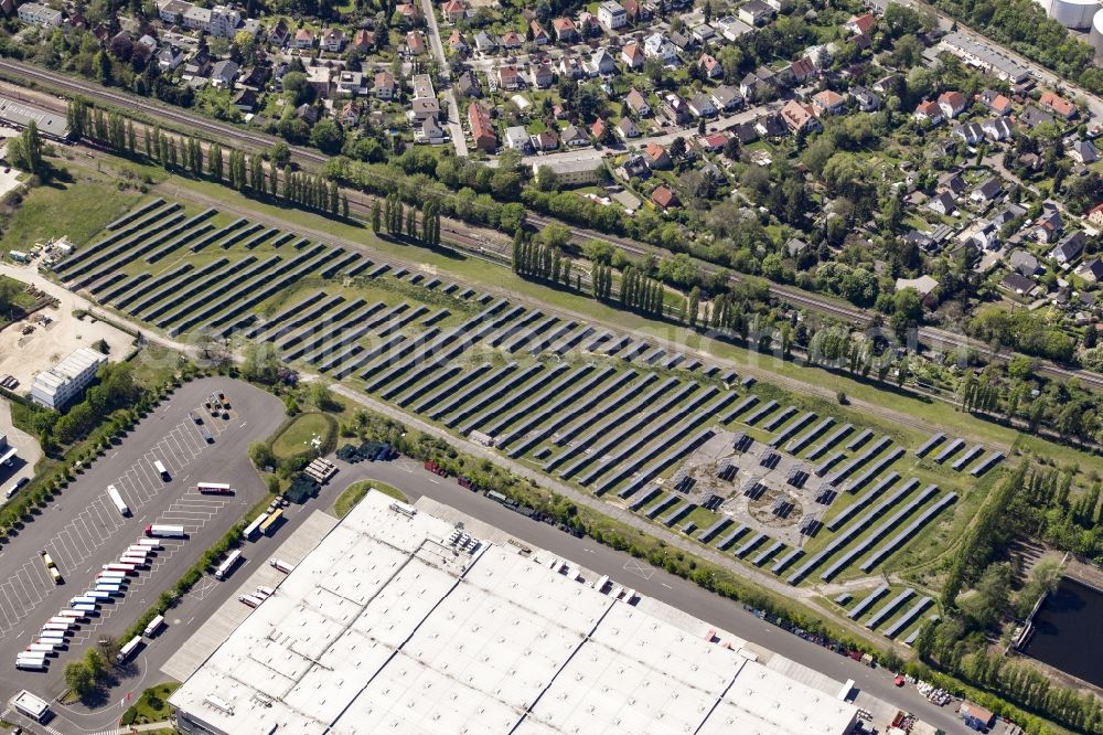 Aerial photograph Berlin - Panel rows of photovoltaic and solar farm or solar power plant in the district Mariendorf in Berlin, Germany