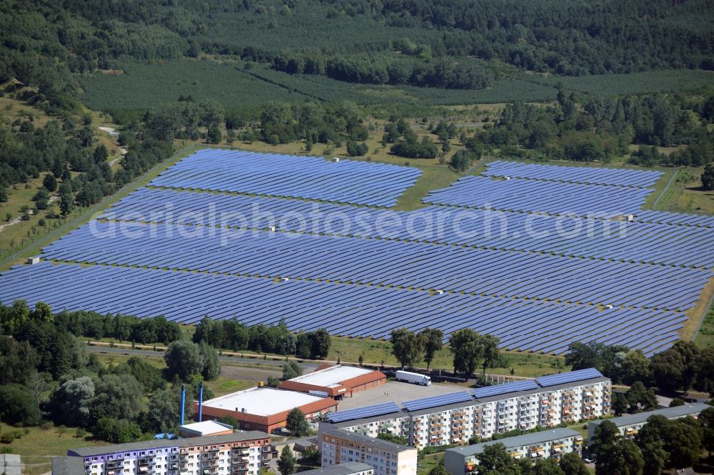 Aerial photograph Neustrelitz - Panel rows of photovoltaic and solar farm or solar power plant of IBC SOLAR AG in Neustrelitz in the state Mecklenburg - Western Pomerania