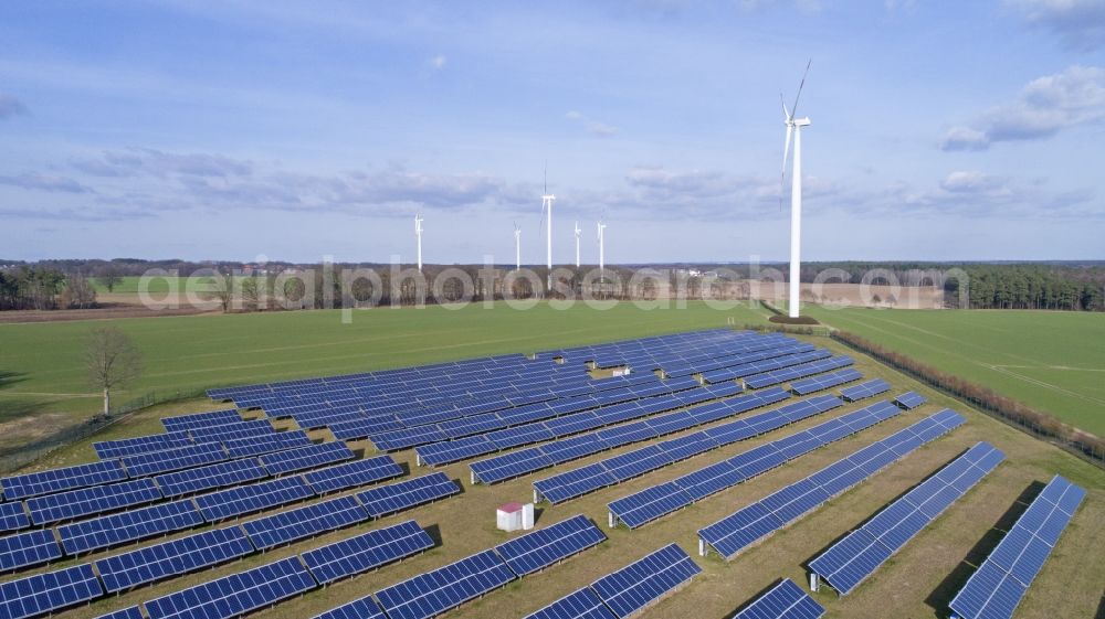 Aerial photograph Südergellersen - Panel rows of photovoltaic and solar farm or solar power plant in Suedergellersen in the state Lower Saxony