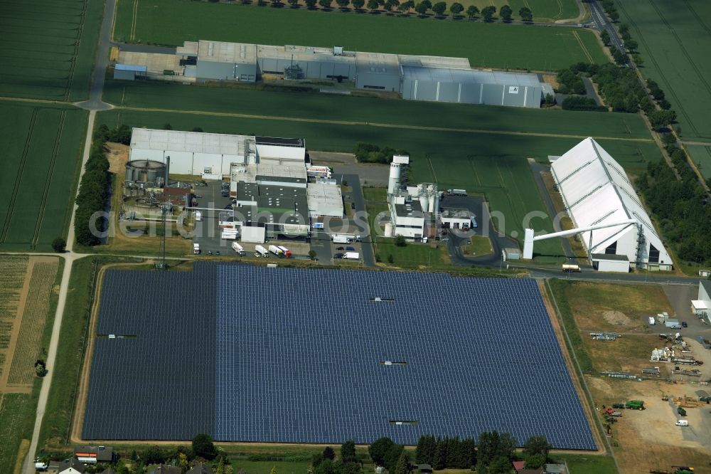 Aerial image Barsinghausen - Panel rows of photovoltaic and solar farm or solar power plant am Standort der Nordfrost GmbH & Co KG in Barsinghausen in the state Lower Saxony