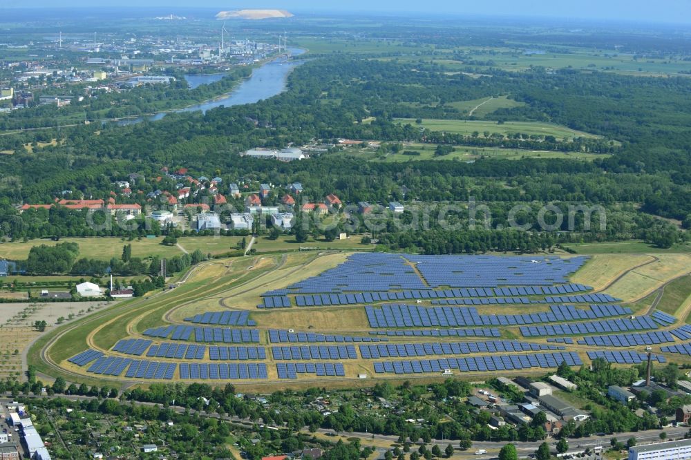 Magdeburg from the bird's eye view: Panel rows of photovoltaic and solar farm or solar power plant on the disused dump landfill on Cracauer Anger in Magdeburg in the state Saxony-Anhalt