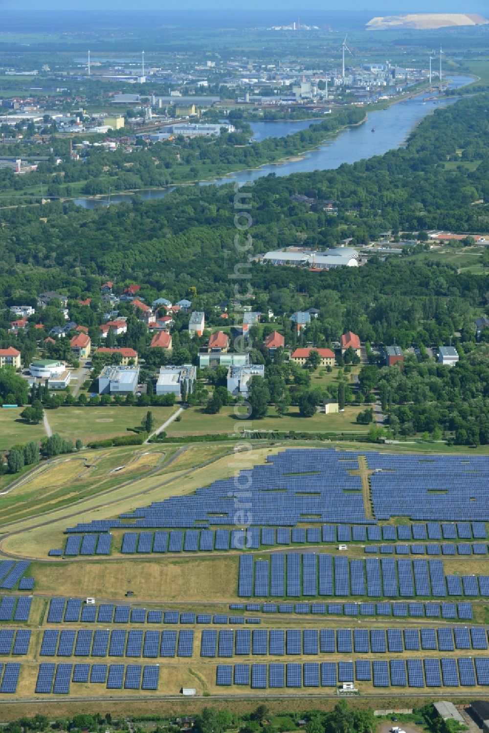 Magdeburg from the bird's eye view: Panel rows of photovoltaic and solar farm or solar power plant on the disused dump landfill on Cracauer Anger in Magdeburg in the state Saxony-Anhalt