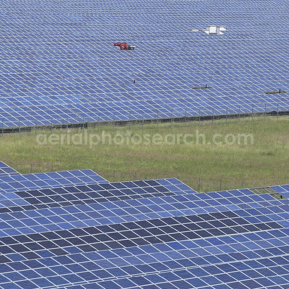 Werneuchen from the bird's eye view: Panel rows of photovoltaic and solar farm or solar power plant in Werneuchen in the state Brandenburg