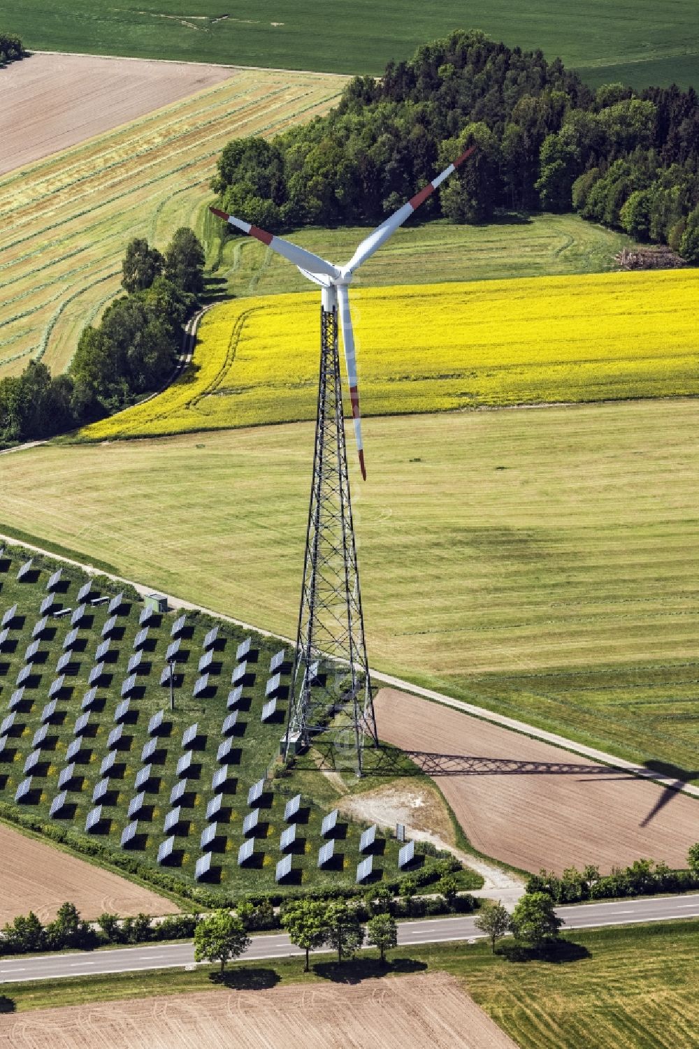 Aerial photograph Feuchtwangen - Panel rows of photovoltaic and solar farm or solar power plant and wind turbine in Feuchtwangen in the state Bavaria, Germany