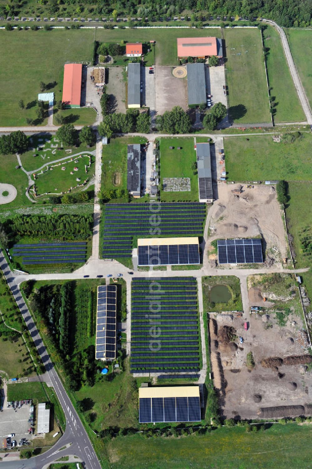 Bad Langensalza from above - Photovoltaikanlage / Solaranlage / Solarpark Am Katzenstieg an der Thamsbrücker Landstraße in Bad Langensalza, Thüringen. Ein Projekt der Markus Kästner GmbH, Bau-& Vertrieb von Photovoltaikanlagen. Photovoltaic installation / solar power system / photovoltaic power plant Am Katzenstieg in Bad Langensalza, Thuringia.