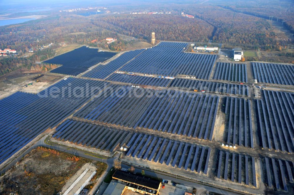 Aerial image Lauta - Die fast abgeschlossenen Bauarbeiten am „ Solarpark Lauta “ auf einem Teil des ehemaligen Lautawerk-Areals im gleichnamigen Stadtgebiet. The nearly completed construction work on the solar park Lauta on one part of the former Lautawerk-area.