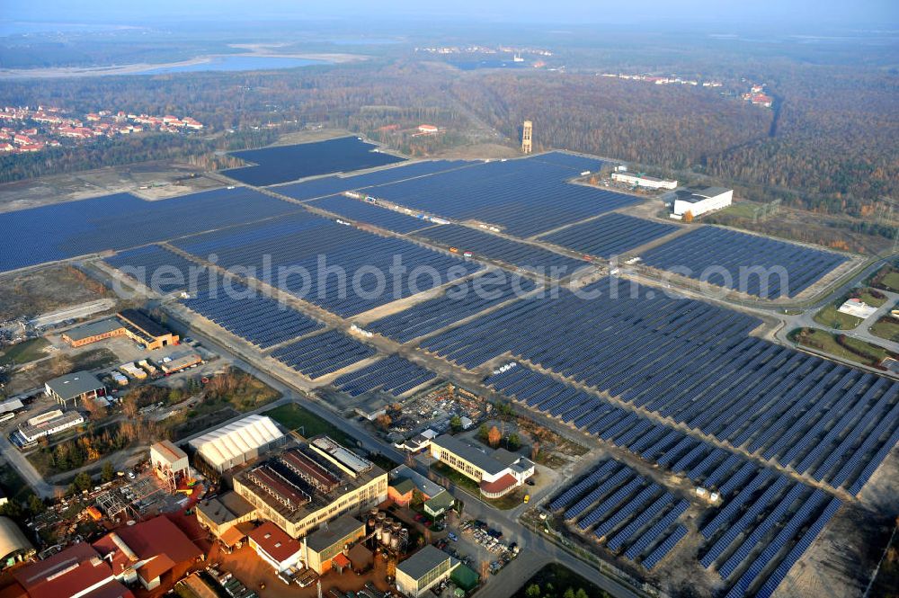 Aerial photograph Lauta - Die fast abgeschlossenen Bauarbeiten am „ Solarpark Lauta “ auf einem Teil des ehemaligen Lautawerk-Areals im gleichnamigen Stadtgebiet. The nearly completed construction work on the solar park Lauta on one part of the former Lautawerk-area.