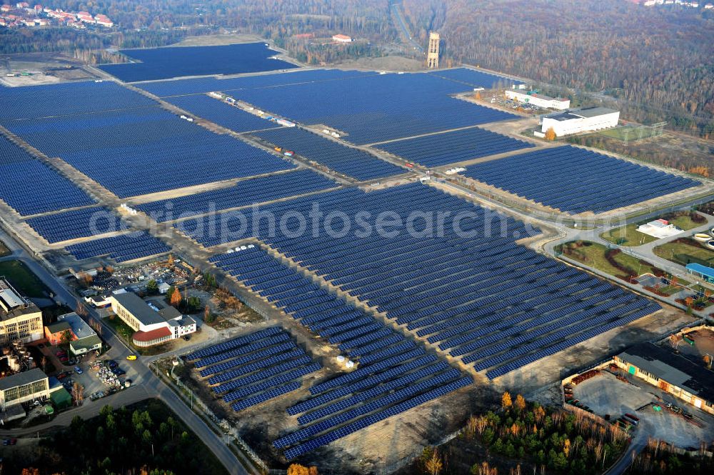 Lauta from the bird's eye view: Die fast abgeschlossenen Bauarbeiten am „ Solarpark Lauta “ auf einem Teil des ehemaligen Lautawerk-Areals im gleichnamigen Stadtgebiet. The nearly completed construction work on the solar park Lauta on one part of the former Lautawerk-area.