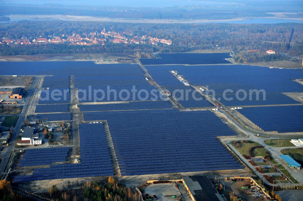 Aerial image Lauta - Die fast abgeschlossenen Bauarbeiten am „ Solarpark Lauta “ auf einem Teil des ehemaligen Lautawerk-Areals im gleichnamigen Stadtgebiet. The nearly completed construction work on the solar park Lauta on one part of the former Lautawerk-area.