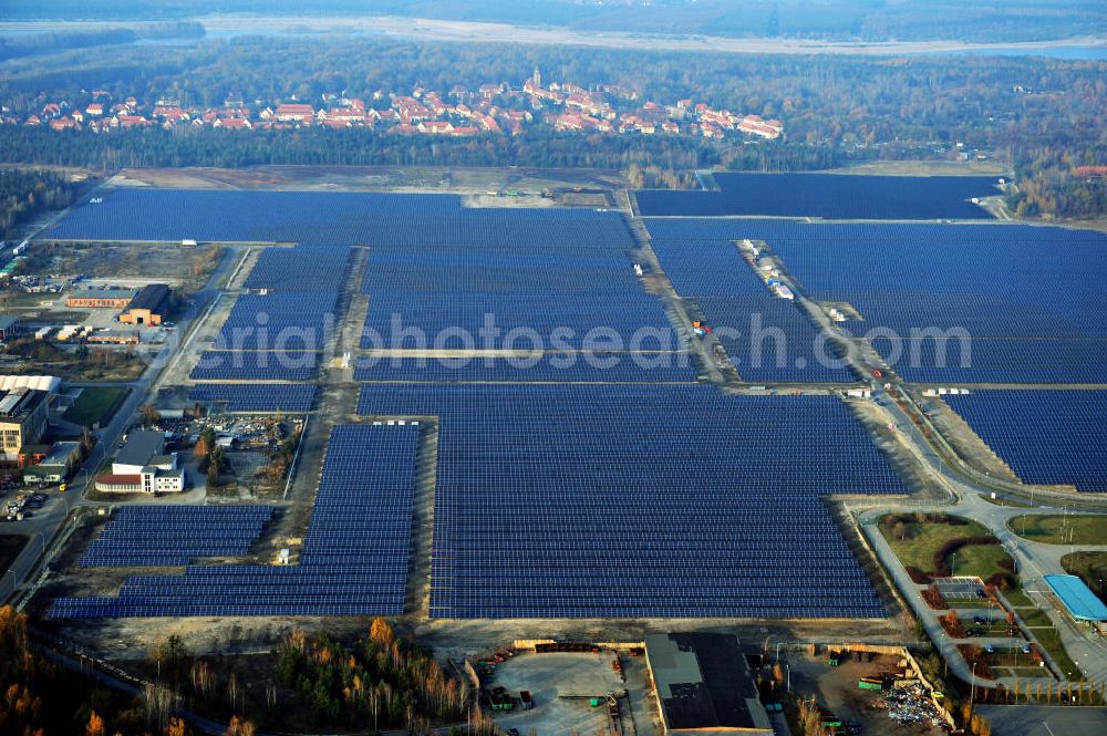 Aerial photograph Lauta - Die fast abgeschlossenen Bauarbeiten am „ Solarpark Lauta “ auf einem Teil des ehemaligen Lautawerk-Areals im gleichnamigen Stadtgebiet. The nearly completed construction work on the solar park Lauta on one part of the former Lautawerk-area.