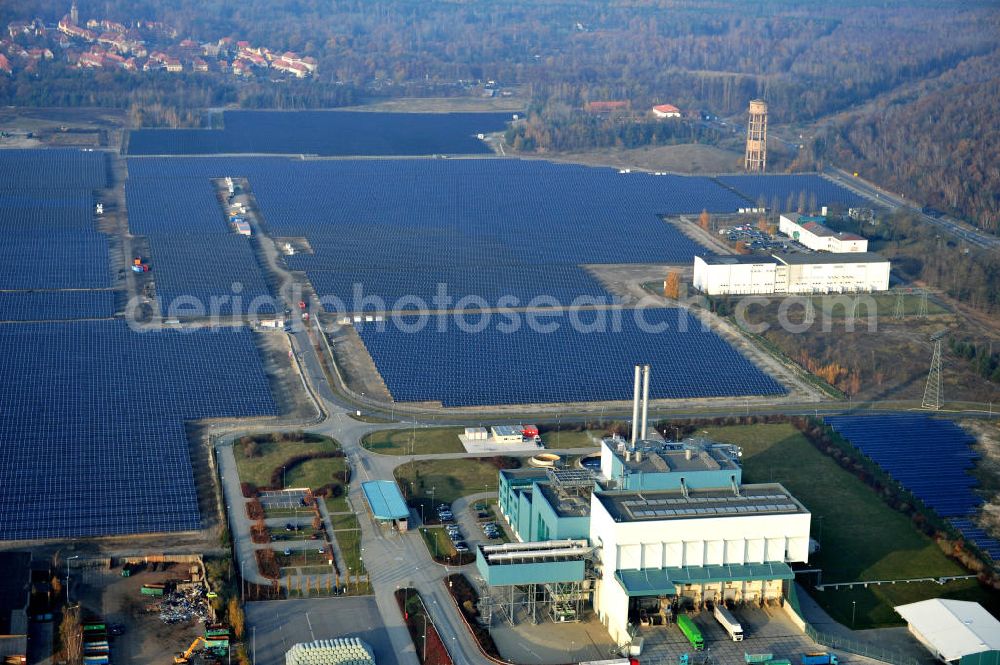 Lauta from above - Die fast abgeschlossenen Bauarbeiten am „ Solarpark Lauta “ auf einem Teil des ehemaligen Lautawerk-Areals im gleichnamigen Stadtgebiet. The nearly completed construction work on the solar park Lauta on one part of the former Lautawerk-area.