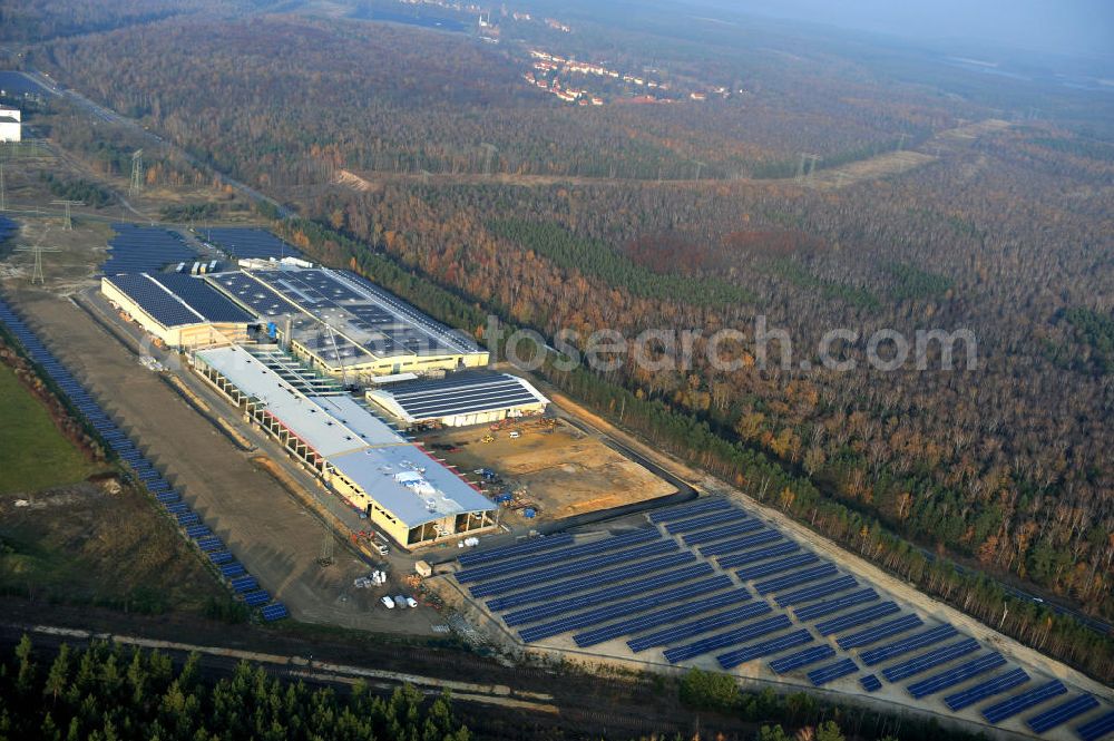 Lauta from the bird's eye view: Die fast abgeschlossenen Bauarbeiten am „ Solarpark Lauta “ auf einem Teil des ehemaligen Lautawerk-Areals im gleichnamigen Stadtgebiet. The nearly completed construction work on the solar park Lauta on one part of the former Lautawerk-area.