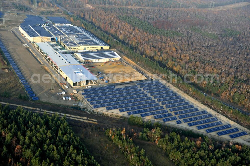 Aerial image Lauta - Die fast abgeschlossenen Bauarbeiten am „ Solarpark Lauta “ auf einem Teil des ehemaligen Lautawerk-Areals im gleichnamigen Stadtgebiet. The nearly completed construction work on the solar park Lauta on one part of the former Lautawerk-area.