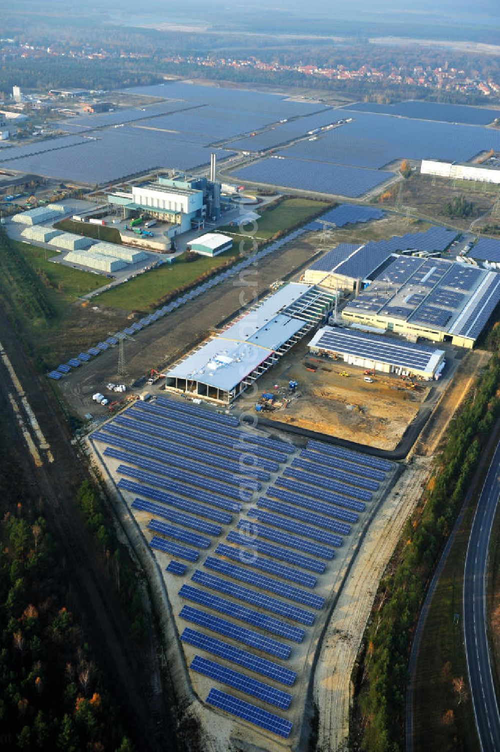 Aerial photograph Lauta - Die fast abgeschlossenen Bauarbeiten am „ Solarpark Lauta “ auf einem Teil des ehemaligen Lautawerk-Areals im gleichnamigen Stadtgebiet. The nearly completed construction work on the solar park Lauta on one part of the former Lautawerk-area.