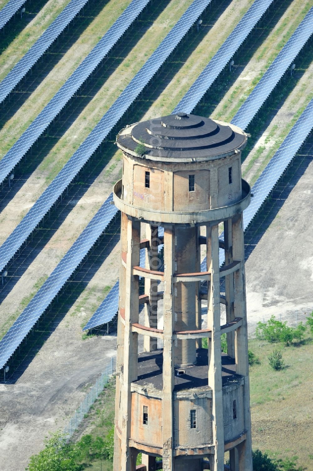 Lauta from the bird's eye view: The completed construction work on the photovoltaic system solar park Lauta on one part of the former Lautawerk-area