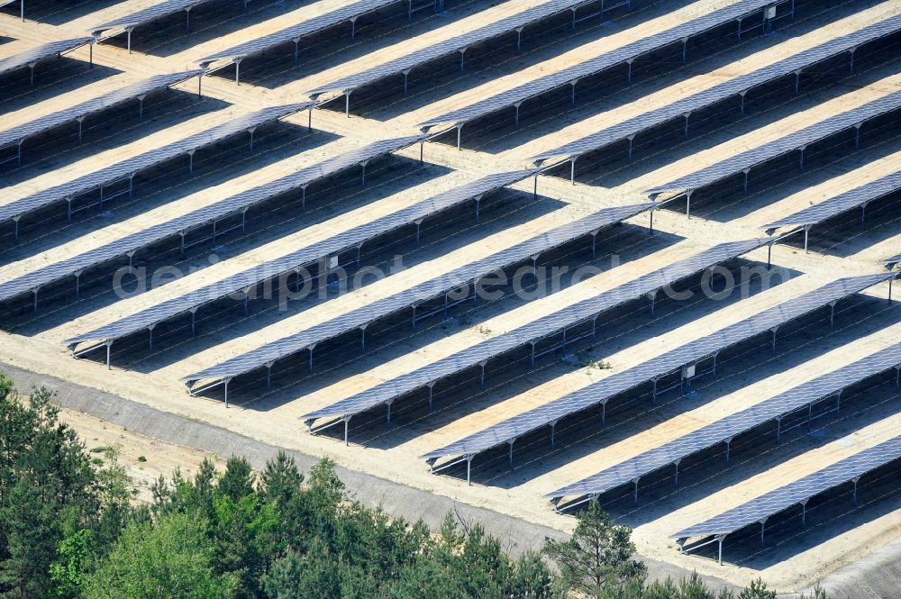 Lauta from the bird's eye view: The completed construction work on the photovoltaic system solar park Lauta on one part of the former Lautawerk-area