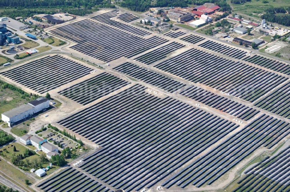 Lauta from the bird's eye view: The completed construction work on the photovoltaic system solar park Lauta on one part of the former Lautawerk-area