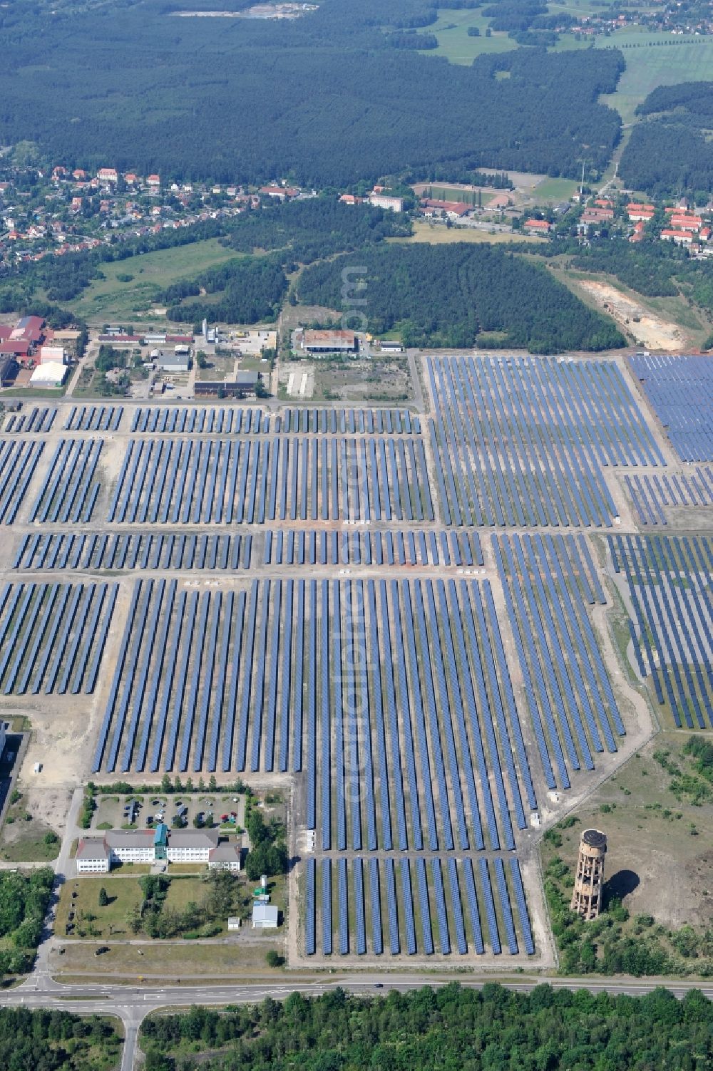 Lauta from above - The completed construction work on the photovoltaic system solar park Lauta on one part of the former Lautawerk-area