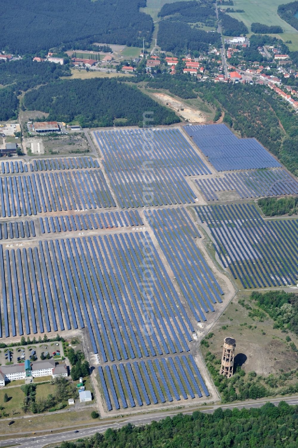 Lauta from the bird's eye view: The completed construction work on the photovoltaic system solar park Lauta on one part of the former Lautawerk-area