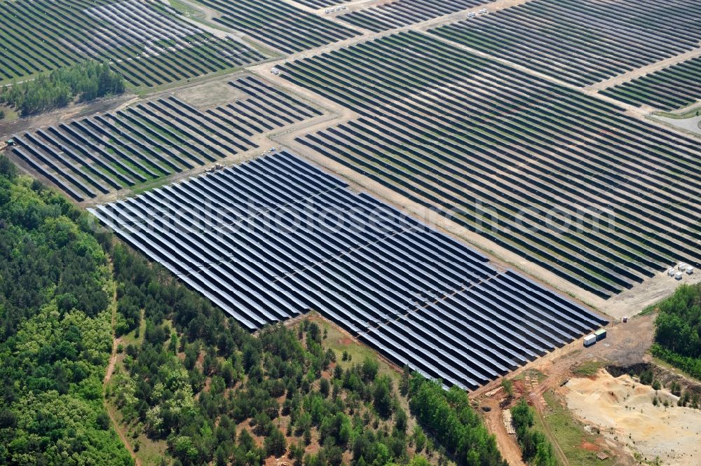 Lauta from the bird's eye view: The completed construction work on the photovoltaic system solar park Lauta on one part of the former Lautawerk-area