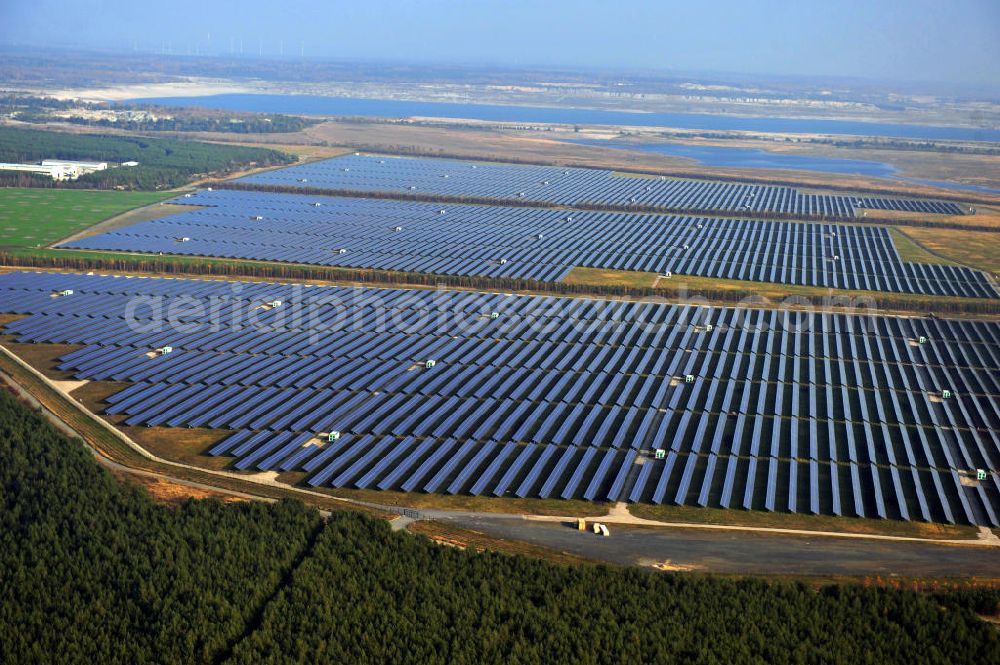 Aerial photograph Lichterfeld-Schacksdorf - Solarpark / Solaranlage / Photovoltaikanlage Lichterfeld in Brandenburg. Ein Projekt der Q-Cells International GmbH. Solar Park / photovoltaic system in Lichterfeld, Brandenburg.