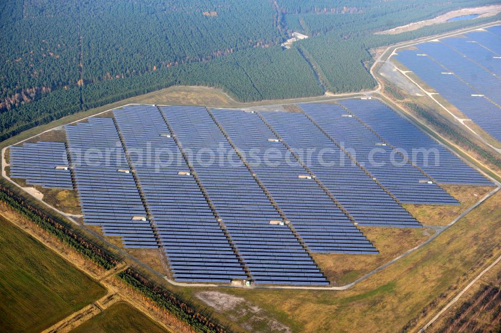 Lichterfeld-Schacksdorf from the bird's eye view: Solarpark / Solaranlage / Photovoltaikanlage Lichterfeld in Brandenburg. Ein Projekt der Q-Cells International GmbH. Solar Park / photovoltaic system in Lichterfeld, Brandenburg.