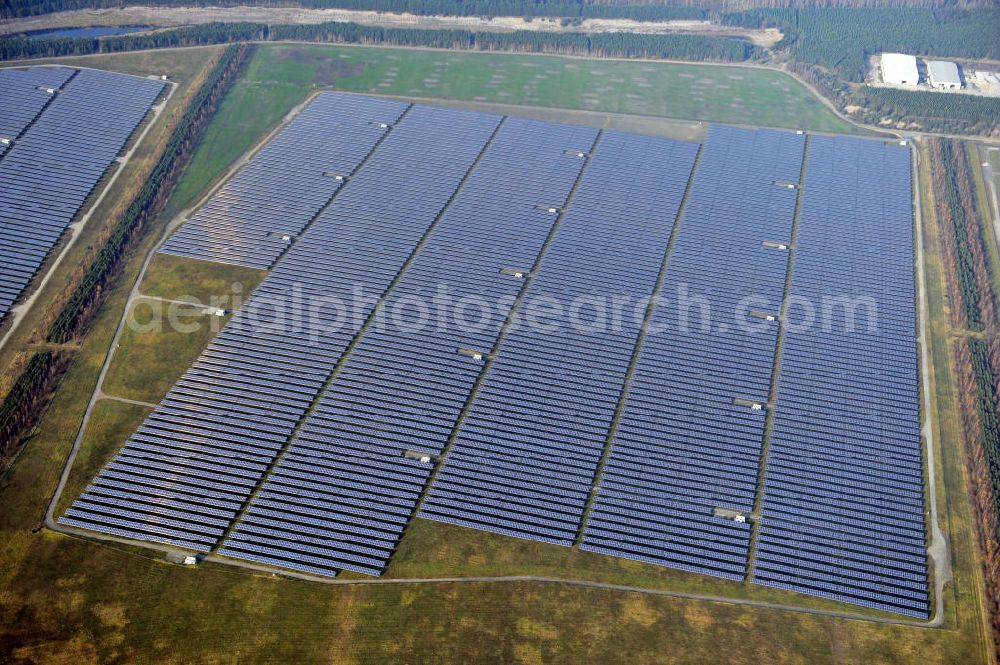 Lichterfeld-Schacksdorf from the bird's eye view: Solarpark / Solaranlage / Photovoltaikanlage Lichterfeld in Brandenburg. Ein Projekt der Q-Cells International GmbH. Solar Park / photovoltaic system in Lichterfeld, Brandenburg.