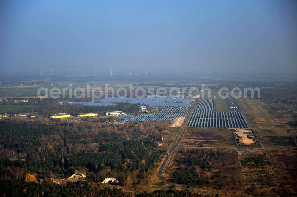 Falkenberg / Lönnewitz from above - Die fast abgeschlossenen Bauarbeiten am Solarpark Lönnewitz auf dem Flugplatz Falkenberg / Lönnewitz . Das Solarstrom-Kraftwerk wurde auf ungenutzten Flächen des auf dem ehemaligen Militärflughafen im Rahmen von Konversionsmaßnahmen errichtet. Solar power station in Falkenberg / Lönnewitz Airport.