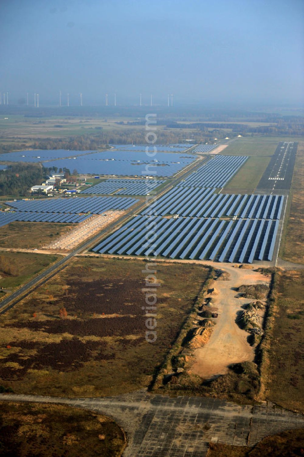 Falkenberg / Lönnewitz from the bird's eye view: Die fast abgeschlossenen Bauarbeiten am Solarpark Lönnewitz auf dem Flugplatz Falkenberg / Lönnewitz . Das Solarstrom-Kraftwerk wurde auf ungenutzten Flächen des auf dem ehemaligen Militärflughafen im Rahmen von Konversionsmaßnahmen errichtet. Solar power station in Falkenberg / Lönnewitz Airport.