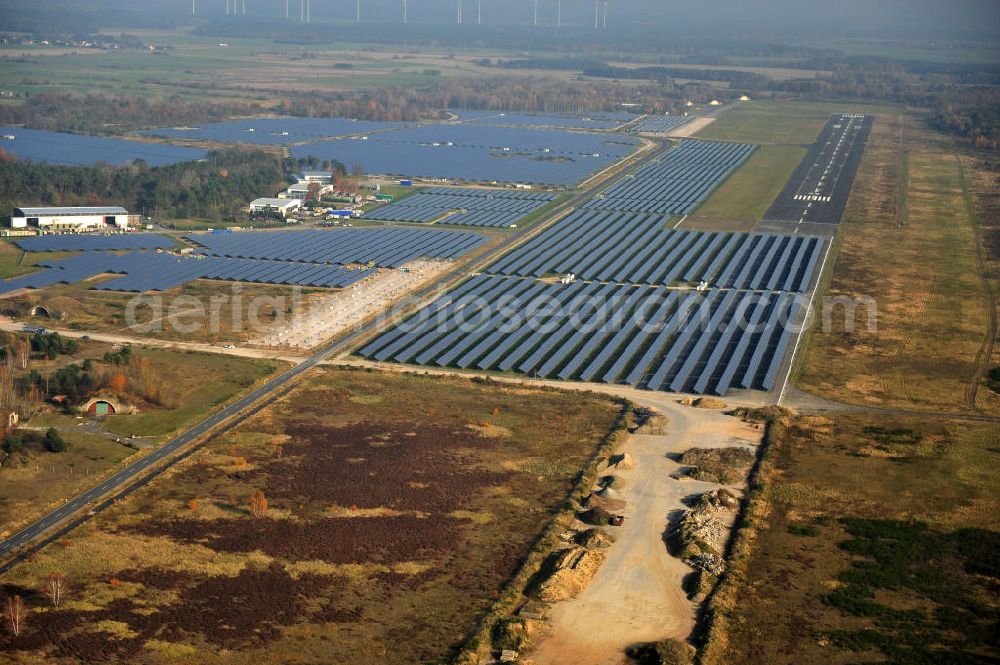 Aerial image Falkenberg / Lönnewitz - Die fast abgeschlossenen Bauarbeiten am Solarpark Lönnewitz auf dem Flugplatz Falkenberg / Lönnewitz . Das Solarstrom-Kraftwerk wurde auf ungenutzten Flächen des auf dem ehemaligen Militärflughafen im Rahmen von Konversionsmaßnahmen errichtet. Solar power station in Falkenberg / Lönnewitz Airport.