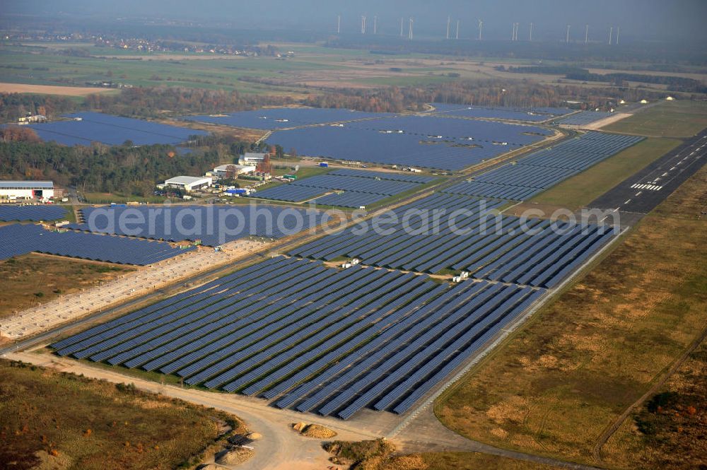 Aerial photograph Falkenberg / Lönnewitz - Die fast abgeschlossenen Bauarbeiten am Solarpark Lönnewitz auf dem Flugplatz Falkenberg / Lönnewitz . Das Solarstrom-Kraftwerk wurde auf ungenutzten Flächen des auf dem ehemaligen Militärflughafen im Rahmen von Konversionsmaßnahmen errichtet. Solar power station in Falkenberg / Lönnewitz Airport.