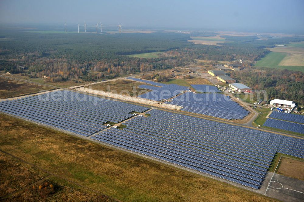 Falkenberg / Lönnewitz from the bird's eye view: Die fast abgeschlossenen Bauarbeiten am Solarpark Lönnewitz auf dem Flugplatz Falkenberg / Lönnewitz . Das Solarstrom-Kraftwerk wurde auf ungenutzten Flächen des auf dem ehemaligen Militärflughafen im Rahmen von Konversionsmaßnahmen errichtet. Solar power station in Falkenberg / Lönnewitz Airport.