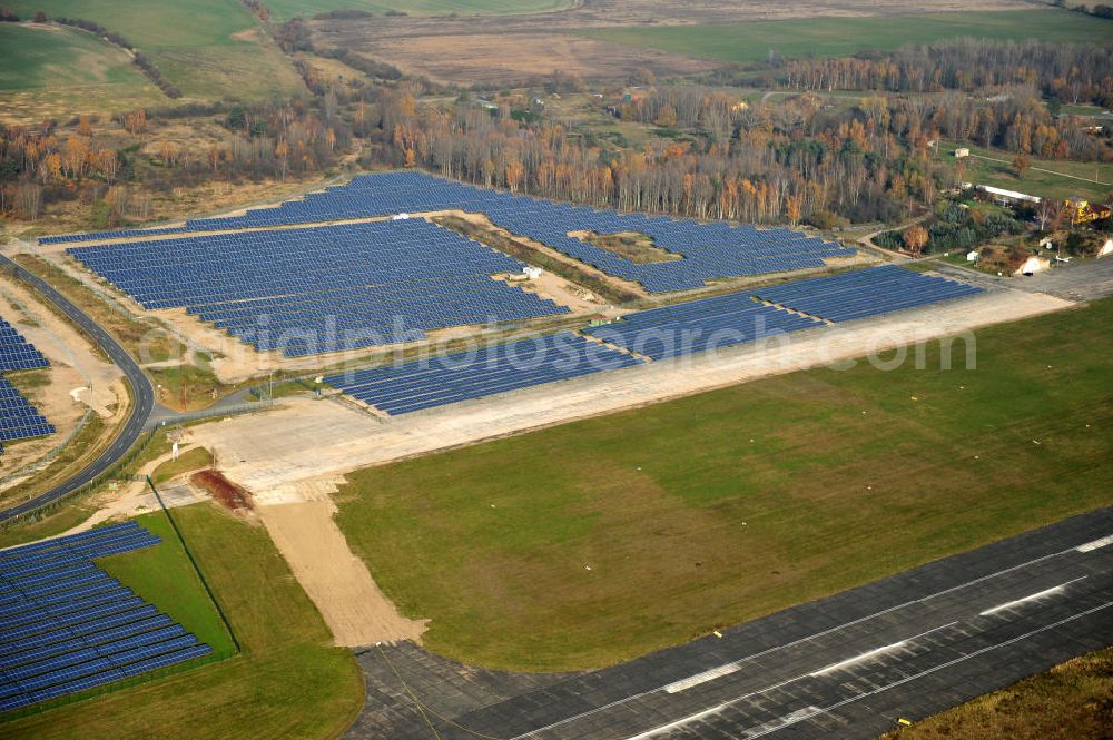 Aerial photograph Falkenberg / Lönnewitz - Die fast abgeschlossenen Bauarbeiten am Solarpark Lönnewitz auf dem Flugplatz Falkenberg / Lönnewitz . Das Solarstrom-Kraftwerk wurde auf ungenutzten Flächen des auf dem ehemaligen Militärflughafen im Rahmen von Konversionsmaßnahmen errichtet. Solar power station in Falkenberg / Lönnewitz Airport.