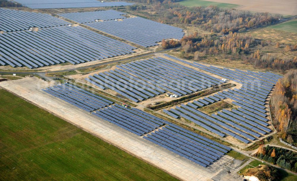 Falkenberg / Lönnewitz from above - Die fast abgeschlossenen Bauarbeiten am Solarpark Lönnewitz auf dem Flugplatz Falkenberg / Lönnewitz . Das Solarstrom-Kraftwerk wurde auf ungenutzten Flächen des auf dem ehemaligen Militärflughafen im Rahmen von Konversionsmaßnahmen errichtet. Solar power station in Falkenberg / Lönnewitz Airport.