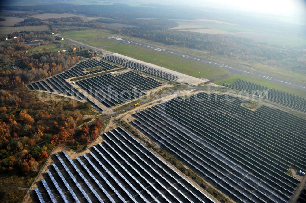 Falkenberg / Lönnewitz from above - Die fast abgeschlossenen Bauarbeiten am Solarpark Lönnewitz auf dem Flugplatz Falkenberg / Lönnewitz . Das Solarstrom-Kraftwerk wurde auf ungenutzten Flächen des auf dem ehemaligen Militärflughafen im Rahmen von Konversionsmaßnahmen errichtet. Solar power station in Falkenberg / Lönnewitz Airport.