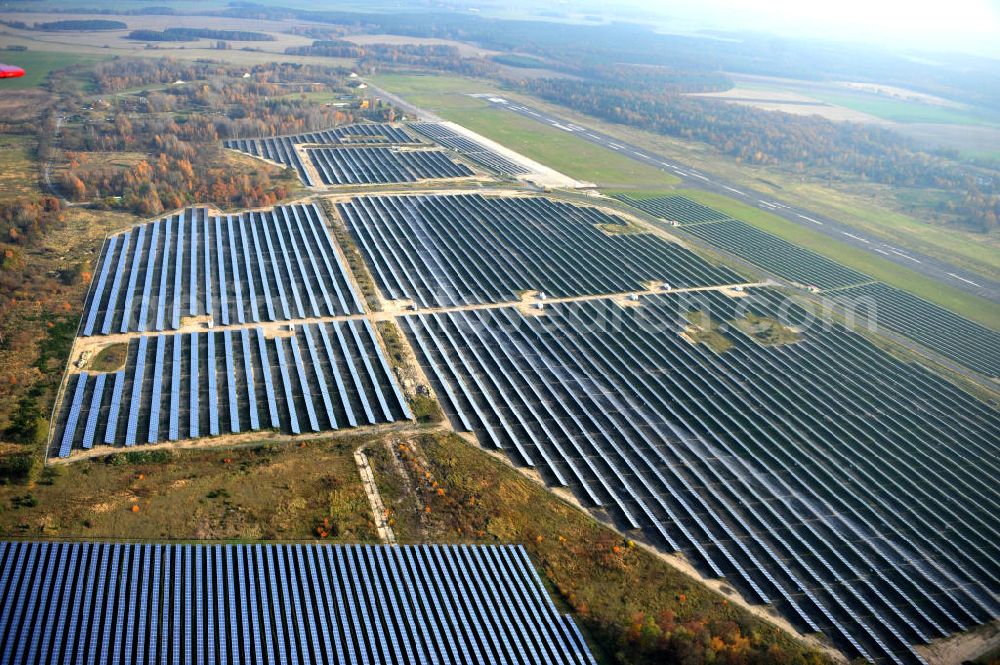 Falkenberg / Lönnewitz from the bird's eye view: Die fast abgeschlossenen Bauarbeiten am Solarpark Lönnewitz auf dem Flugplatz Falkenberg / Lönnewitz . Das Solarstrom-Kraftwerk wurde auf ungenutzten Flächen des auf dem ehemaligen Militärflughafen im Rahmen von Konversionsmaßnahmen errichtet. Solar power station in Falkenberg / Lönnewitz Airport.