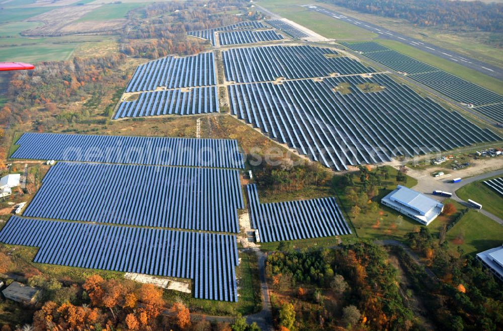 Aerial image Falkenberg / Lönnewitz - Die fast abgeschlossenen Bauarbeiten am Solarpark Lönnewitz auf dem Flugplatz Falkenberg / Lönnewitz . Das Solarstrom-Kraftwerk wurde auf ungenutzten Flächen des auf dem ehemaligen Militärflughafen im Rahmen von Konversionsmaßnahmen errichtet. Solar power station in Falkenberg / Lönnewitz Airport.