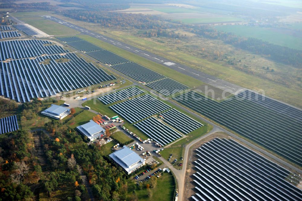 Aerial photograph Falkenberg / Lönnewitz - Die fast abgeschlossenen Bauarbeiten am Solarpark Lönnewitz auf dem Flugplatz Falkenberg / Lönnewitz . Das Solarstrom-Kraftwerk wurde auf ungenutzten Flächen des auf dem ehemaligen Militärflughafen im Rahmen von Konversionsmaßnahmen errichtet. Solar power station in Falkenberg / Lönnewitz Airport.