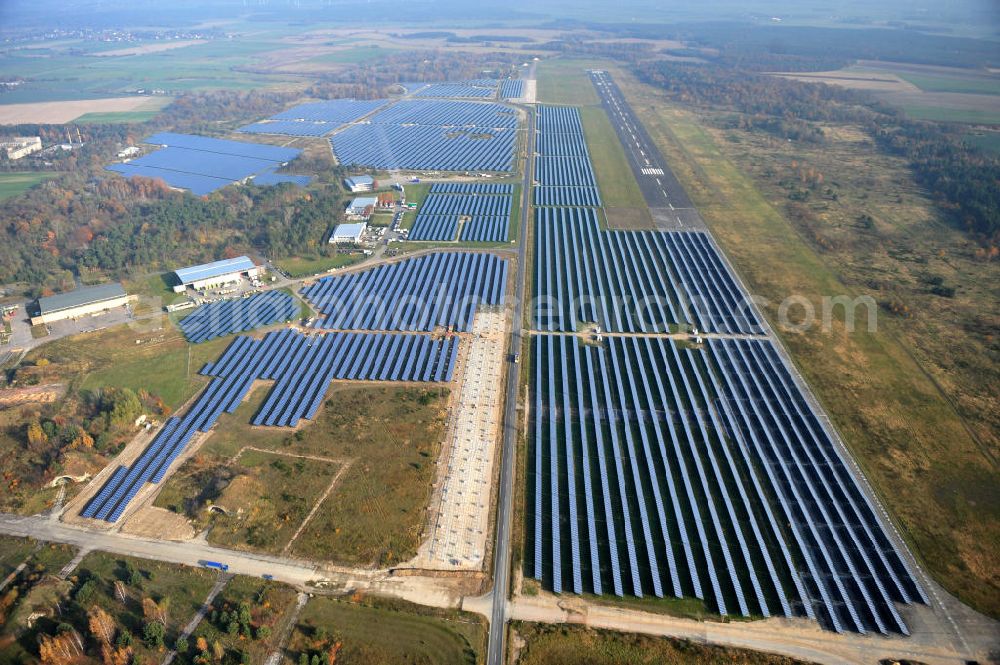 Falkenberg / Lönnewitz from the bird's eye view: Die fast abgeschlossenen Bauarbeiten am Solarpark Lönnewitz auf dem Flugplatz Falkenberg / Lönnewitz . Das Solarstrom-Kraftwerk wurde auf ungenutzten Flächen des auf dem ehemaligen Militärflughafen im Rahmen von Konversionsmaßnahmen errichtet. Solar power station in Falkenberg / Lönnewitz Airport.