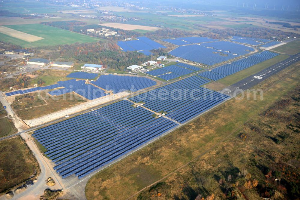 Aerial image Falkenberg / Lönnewitz - Die fast abgeschlossenen Bauarbeiten am Solarpark Lönnewitz auf dem Flugplatz Falkenberg / Lönnewitz . Das Solarstrom-Kraftwerk wurde auf ungenutzten Flächen des auf dem ehemaligen Militärflughafen im Rahmen von Konversionsmaßnahmen errichtet. Solar power station in Falkenberg / Lönnewitz Airport.