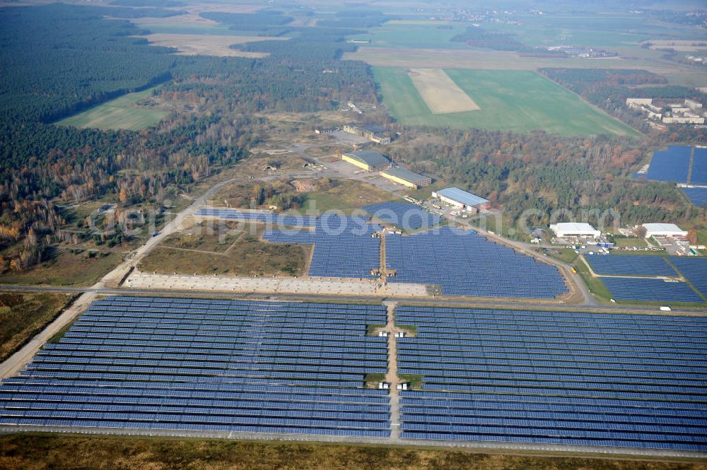 Aerial photograph Falkenberg / Lönnewitz - Die fast abgeschlossenen Bauarbeiten am Solarpark Lönnewitz auf dem Flugplatz Falkenberg / Lönnewitz . Das Solarstrom-Kraftwerk wurde auf ungenutzten Flächen des auf dem ehemaligen Militärflughafen im Rahmen von Konversionsmaßnahmen errichtet. Solar power station in Falkenberg / Lönnewitz Airport.