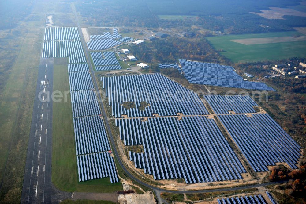 Aerial photograph Falkenberg / Lönnewitz - Die fast abgeschlossenen Bauarbeiten am Solarpark Lönnewitz auf dem Flugplatz Falkenberg / Lönnewitz . Das Solarstrom-Kraftwerk wurde auf ungenutzten Flächen des auf dem ehemaligen Militärflughafen im Rahmen von Konversionsmaßnahmen errichtet. Solar power station in Falkenberg / Lönnewitz Airport.