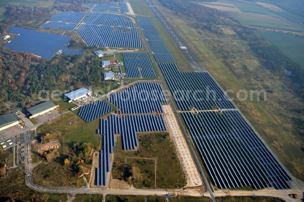 Falkenberg / Lönnewitz from above - Die fast abgeschlossenen Bauarbeiten am Solarpark Lönnewitz auf dem Flugplatz Falkenberg / Lönnewitz . Das Solarstrom-Kraftwerk wurde auf ungenutzten Flächen des auf dem ehemaligen Militärflughafen im Rahmen von Konversionsmaßnahmen errichtet. Solar power station in Falkenberg / Lönnewitz Airport.