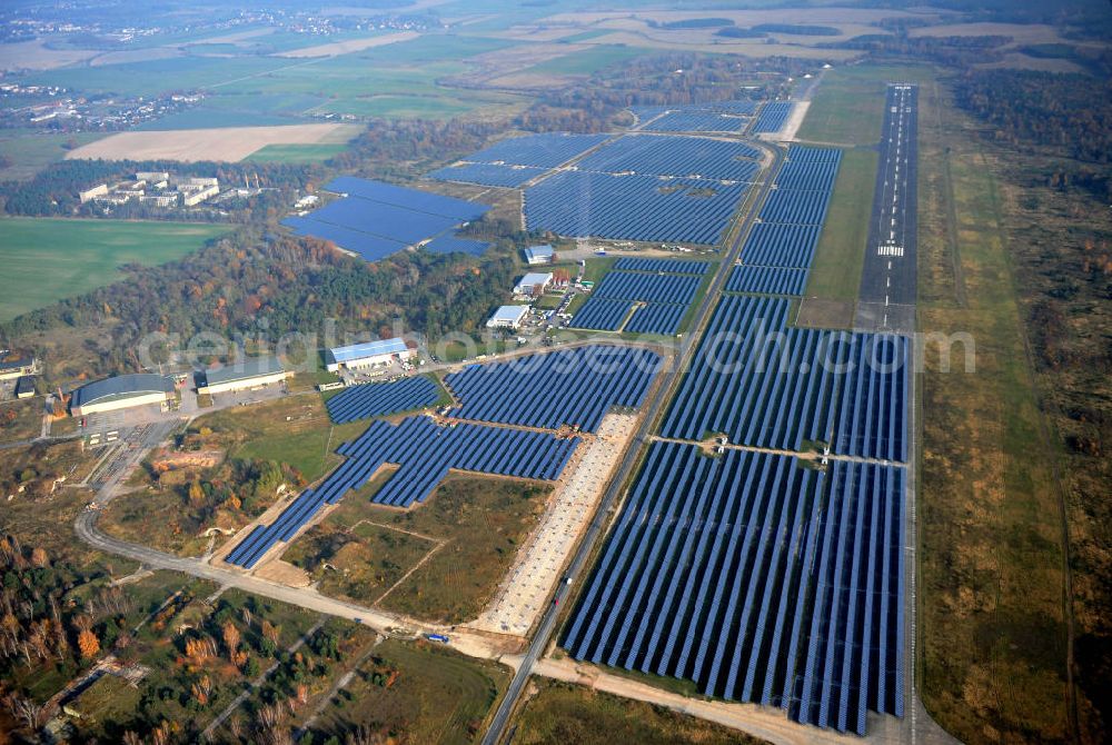 Falkenberg / Lönnewitz from the bird's eye view: Die fast abgeschlossenen Bauarbeiten am Solarpark Lönnewitz auf dem Flugplatz Falkenberg / Lönnewitz . Das Solarstrom-Kraftwerk wurde auf ungenutzten Flächen des auf dem ehemaligen Militärflughafen im Rahmen von Konversionsmaßnahmen errichtet. Solar power station in Falkenberg / Lönnewitz Airport.